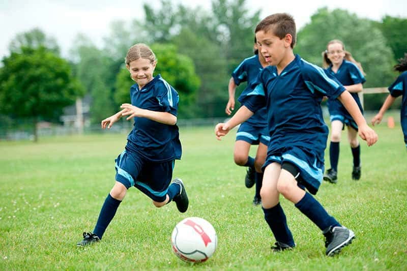 Barn med Severs skada spelar fotboll utan smärta i hälen.