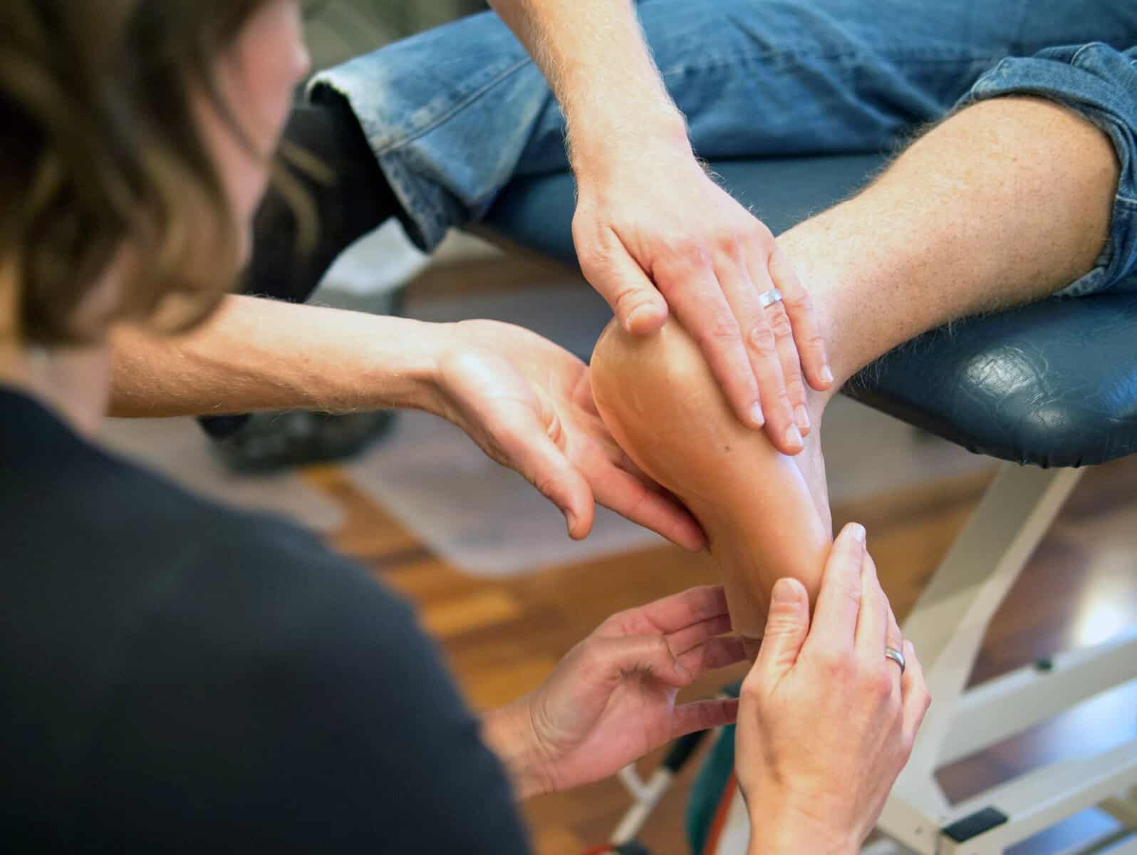 Visar handledning av tillverkning hälkoppsinlägg under Hälkoppskursen av Ortomed